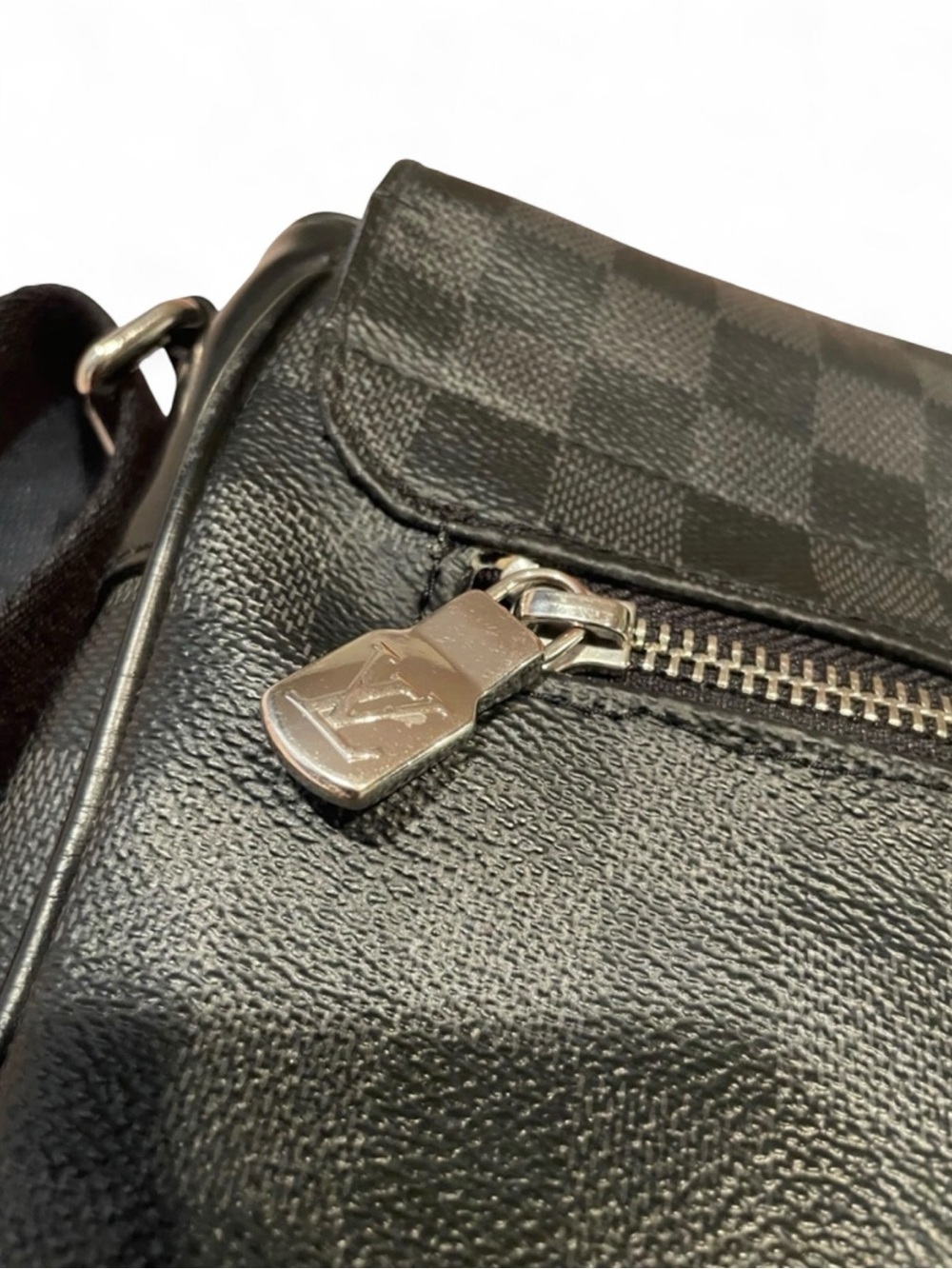 ✨💎LOUIS VUITTON💎✨ Damier Graphite & Blue Messenger Bag - Picture 9 of 14